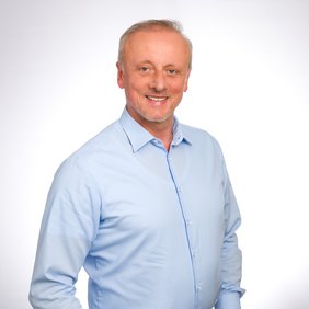 Geschäftsführer der ENERGIE Marek Zelezny in der Altstadt von Karlstadt am Main
