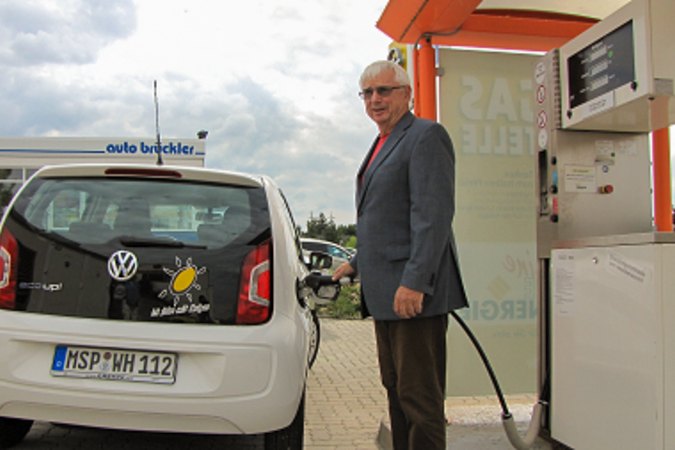 Mann betankt sein Fahrzeug mit Erdgas