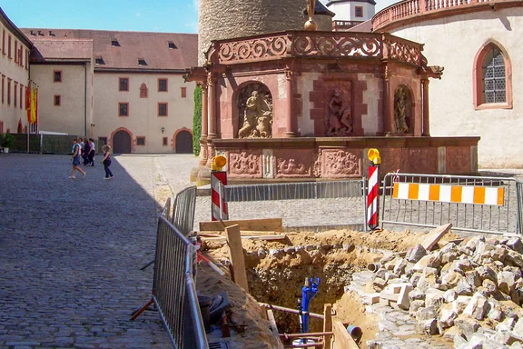 Bau einer Wasserleitung vor einer Festung