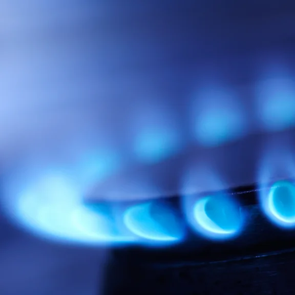 Blaue Gasflamme auf einem Herd