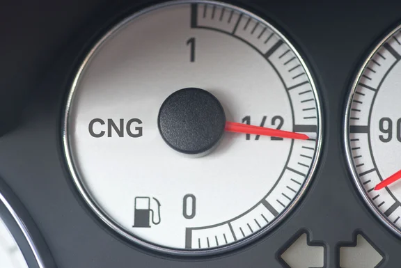 Ein Blick auf eine Tankanzeige von einem Erdgas Auto