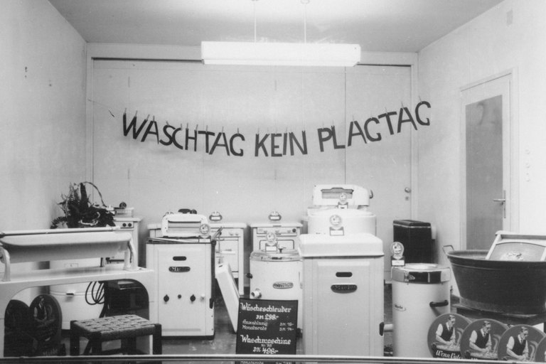 Blick in den Verkaufsraum für Waschmaschinen im Laden in Lohr, 1958
