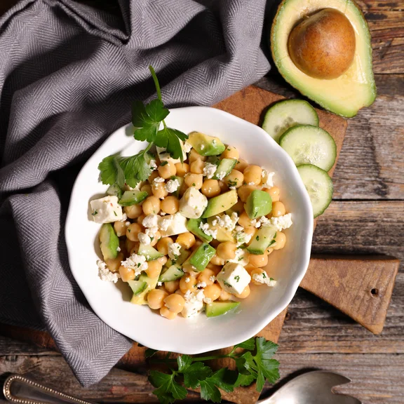 Gurkensalat mit Feta und Kichererbsen