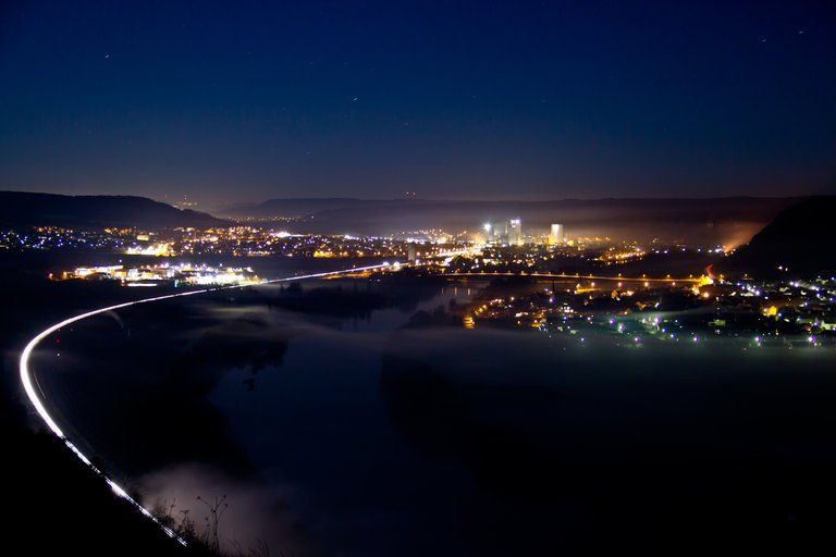 Karlstadt im Nebel bei Nacht