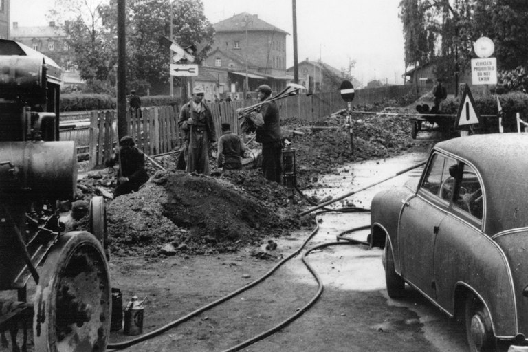 Arbeiter verlegen Gasrohre in der Frühlingsstraße in Karlstadt, 1952