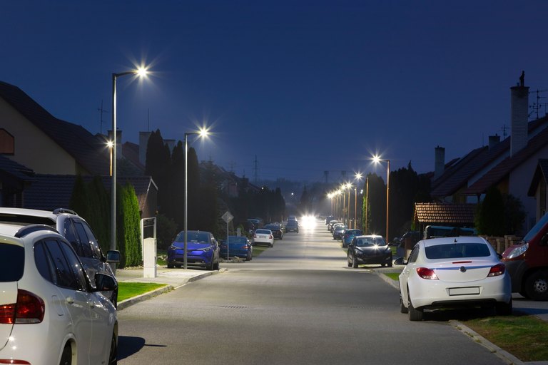 Eine Straße in einem Wohnviertel mit moderner LED-Straßenbeleuchtung bei Nacht 
