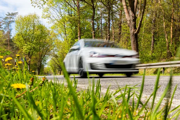 Auto fährt über Landstrasse