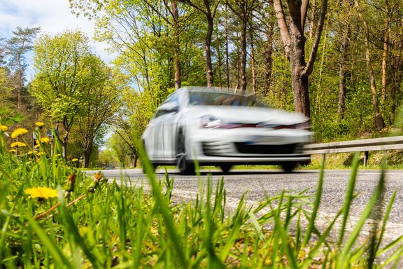 Auto fährt über Landstrasse